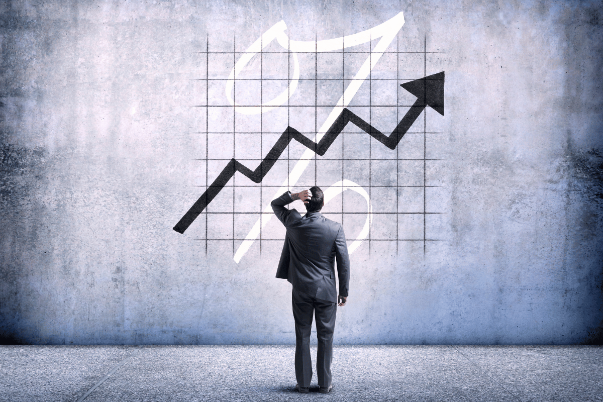 Man standing in front a graph of withdrawal rates